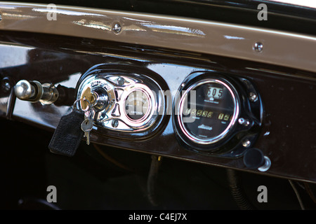 Estes Park, Colorado - das Dashboard ein Model A Ford Automobil produziert zwischen 1927 und 1931. Der Brennpunkt ist auf den Tasten. Stockfoto