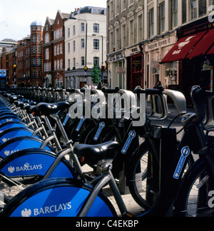 Barclays Bank gesponsert mieten Boris Bikes an einer Docking-Station am Theatre Royal Drury Lane, Covent Garden in London UK KATHY DEWITT aufgereiht Stockfoto