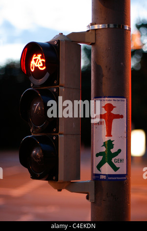 Ampeln für Radfahrer mit einer Erklärung neben über stoppen und gehen mit der Ampel-Männchen aus der ehemaligen DDR Stockfoto