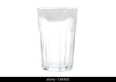Ein Glas Eiswasser vor einem weißen Hintergrund Stockfoto
