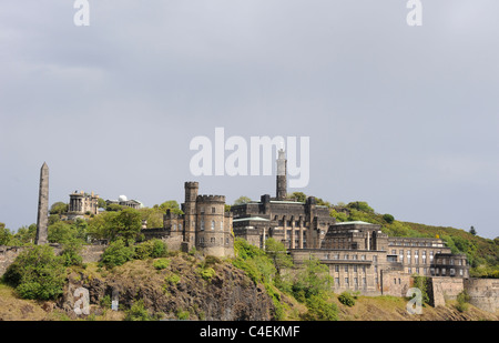 St Andrew House in Edinburgh Calton Hill. Der Rundbau links von der Mitte ist das Haus des Gouverneurs und Nelson Säule oben Stockfoto