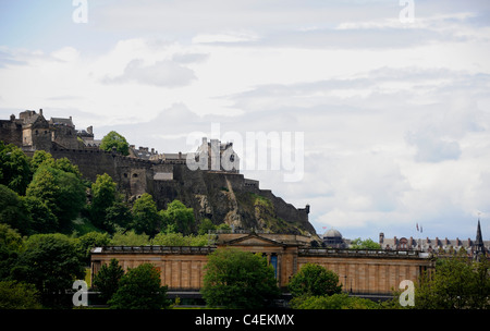 Edinburgh Castle und den Nationalgalerien (im Vordergrund) im Herzen der schottischen Hauptstadt Stockfoto