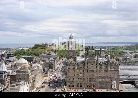 Das Balmoral Hotel, Princes Street, Edinburgh, Schottland. In der Ferne ist Calton Hill und den Firth of Forth am Horizont Stockfoto