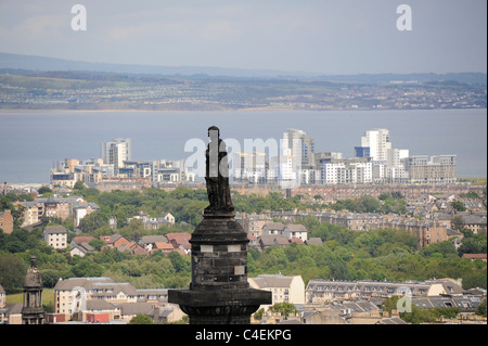 Edinburgh-Neustadt mit Henry Dundas Statue St Andrew Square und Blick Richtung Norden zum Firth of Forth und Fife Stockfoto