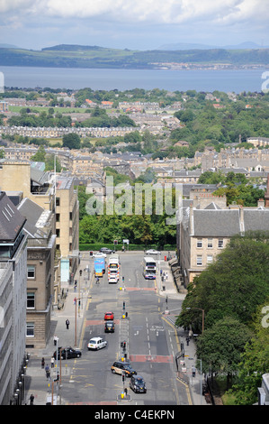 Blick entlang der St. David's Street in Edinburgh, Blick über die Neustadt zum Firth of Forth und Fife im Hintergrund Stockfoto