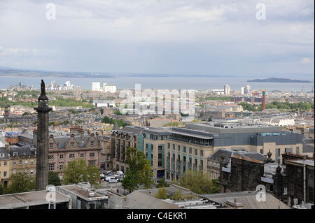 Edinburgh-Neustadt mit Henry Dundas Statue und Harvey Nichols auf St Andrew Square und einem Blick Richtung Norden auf den Firth of Forth Stockfoto