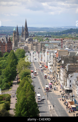 Princes Street, Edinburgh. Blick nach Westen vom oberen Rand das Scott Monument. Auf der linken Seite sind Princes Street Gardens. Stockfoto