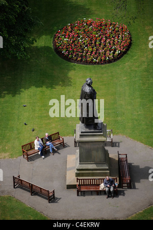 Menschen Halt für das Mittagessen auf den Parkbänken in den Princes Street Gardens, Edinburgh, an einem sonnigen Nachmittag Stockfoto