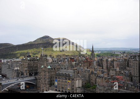 Eine Ansicht von Edinburghs Altstadt im Süden der Stadt mit Arthurs Seat und Salisbury Crags in der Ferne Stockfoto