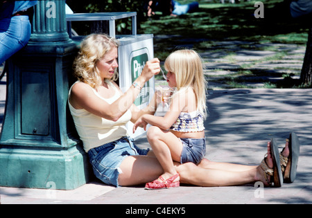 Mill Valley, Kalifornien. Applying Frau sitzt im Park Löffel Fütterung verwöhnt 6 Einjahresmädchen. © Bob Kreisel Stockfoto