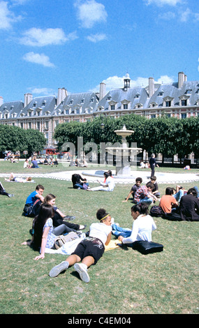 Studenten sitzen und liegen auf dem Rasen im Park Louis des Voges park Stockfoto