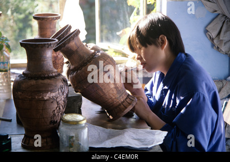 Suzhou, China. Handwerk-Person schnitzt Designs auf berühmten roten Tongefäße in Fabrik von Führungen besucht. 2002. © Bob Kreisel Stockfoto