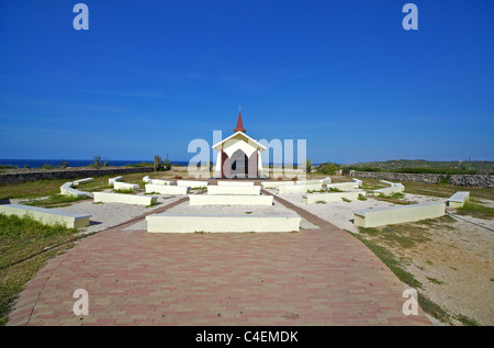 Alto Vista Kapelle. Eine helle gelbe kleine katholische Kapelle, die auf den Hügeln oberhalb des Nordufers steht. Stockfoto