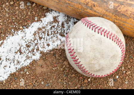 Eine alte abgenutzte Baseball und Fledermaus auf einem Baseballfeld Stockfoto