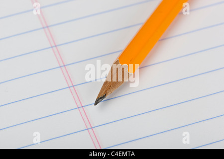 Eine gelbe Bleistift auf einem notebook Stockfoto