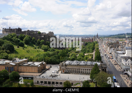 Edinburgh Castle, Blick nach Westen, entlang der Princes Street mit den Nationalgalerien (Sandy gefärbt) und der RSA im Vordergrund Stockfoto