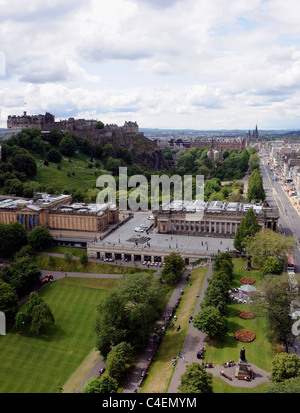 Edinburgh Castle und die National Galleries of Scotland (links) und der Royal Scottish Academy (rechts) in den Princes Street Gardens Stockfoto