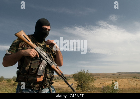 Ein pro-russischer südossetischer Separatistenkämpfer, der während des russisch-georgischen Krieges 2008 mit Kalaschnikow AK-47 mit schwarzer Balaklava bewaffnet war Stockfoto