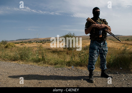 Ein pro-russischer südossetischer Separatistenkämpfer, der während des russisch-georgischen Krieges 2008 mit Kalaschnikow AK-47 mit schwarzer Balaklava bewaffnet war Stockfoto