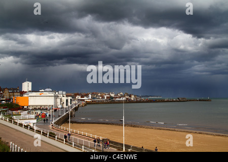 Bridlington Südfront mit schweren Wolken. Stockfoto