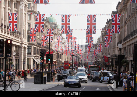 Union Flaggen in der Regent Street, London, vor der königlichen Hochzeit. Stockfoto