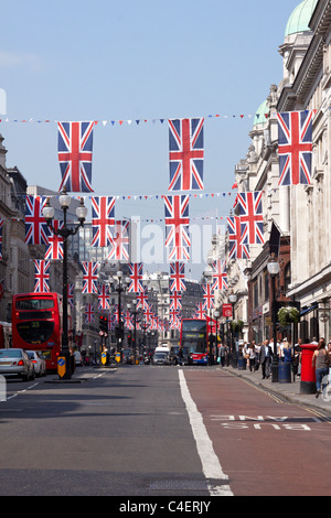 Union Flaggen in der Regent Street, London, vor der königlichen Hochzeit. Stockfoto