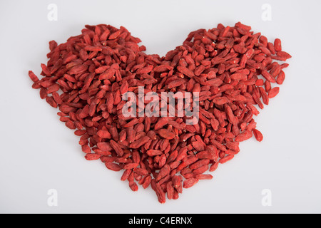 Haufen von Goji-Beeren, die wie ein Herz geformt Stockfoto