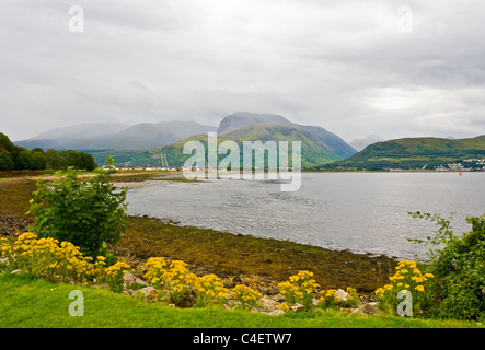 Blick über Loch Linnhe mit Ben Nevis und Fort William im Hintergrund Stockfoto