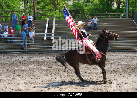 Königin der NY High School Rodeo Meisterschaft bei der Eröffnungsfeier. Stockfoto
