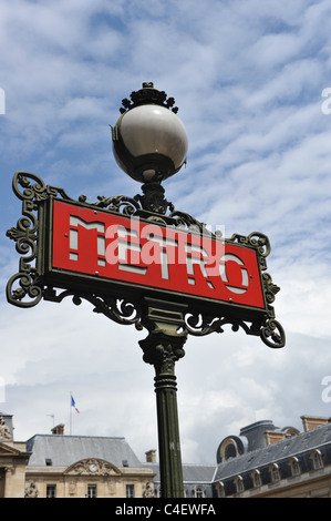 Paris U-Schild der Station Palais-Royal-a 1909 Val d'Osne candelabria, sie sind erkennbar durch die aufwendige Schmiedearbeiten Bekanten Stockfoto