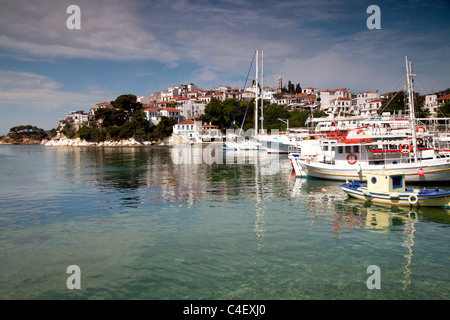 Stadtbild und alte Hafenstadt Skiathos auf Skiathos Insel der Nördlichen Sporaden, Griechenland Stockfoto