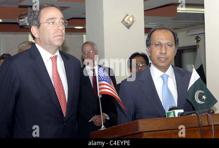 Bundesminister für Finanzen, Alain Hafeez Shaikh und Thomas R.Nides, US Deputy Secretary Of State für Ressourcen Stockfoto