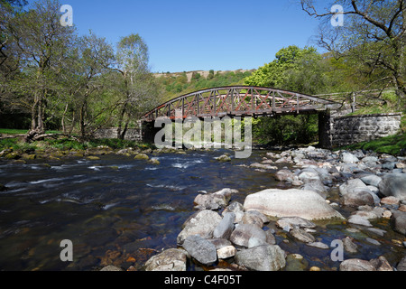 Eine alte Eisenbahnbrücke in der Nähe von Keswick, die Überquerung des Flusses Greta und jetzt als Pfad verwendet, ist Latrigg Stockfoto