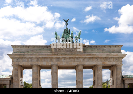 Brandenburger Tor in Berlin. Schöne Aussicht mit strahlend blauem Himmel und Wolken. Brandenburger Tor Stockfoto