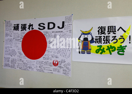 Ermutigung-Nachrichten an eine Wand am Passagier terminal Sendai Flughafen Miyagi, Japan Stockfoto