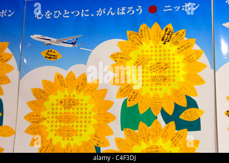 Ermutigung-Nachrichten an eine Wand am Passagier terminal Sendai Flughafen Miyagi, Japan Stockfoto