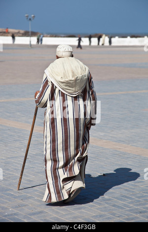 Ein älterer Mann Tracht auf dem Hauptplatz, Essaouira, Marokko Stockfoto