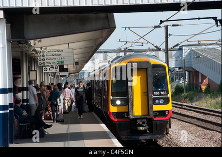 Klasse 158 Personenzug in East Midlands Trains Lackierung wartet am Bahnhof in England. Stockfoto