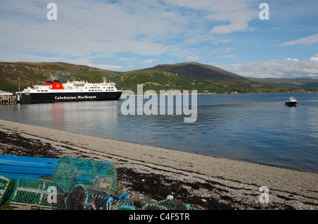 Der Caledonian MacBrayne Fähre in Ullapool mit Bergen im Hintergrund und Fischerei Töpfe im Vordergrund Stockfoto