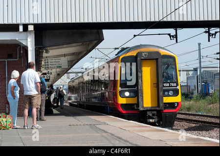 Klasse 158 Personenzug in East Midlands Trains Lackierung wartet am Bahnhof in England. Stockfoto