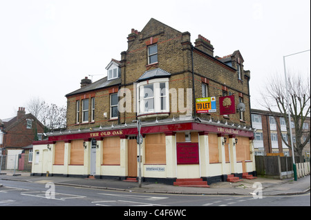 Mit Brettern vernagelt Pub gegangenes aus Business, Romford, London, UK Stockfoto