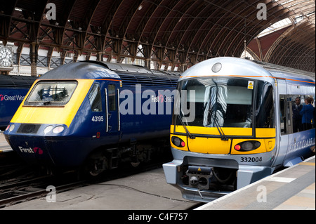 Heathrow Express Klasse 332 und First Great Western Klasse 43 Züge warten auf einer Plattform am Bahnhof Paddington, London. Stockfoto