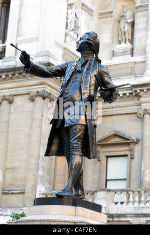 Bronzestatue von Sir Joshua Reynolds vor dem Eingang zur Royal Academy of Arts, London, Großbritannien Stockfoto