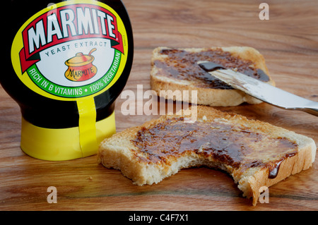Marmite Hefeextrakt Ausbreitung und toast Stockfoto