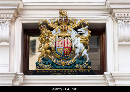 Nach Vereinbarung, HM Königin Elizabeth II königliche Wappen vor Geschäft in Mayfair, London, UK Stockfoto