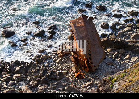 Rosting Eisen Schiff Kiel hulk auf der Küstenlinie  Reste von Shipwreck am Hartland Point Strand, North Devon, UK Stockfoto