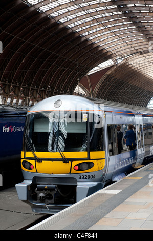 Heathrow Express Klasse 332 warten an einer Plattform am Bahnhof Paddington, London, England. Stockfoto