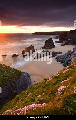 Sonnenuntergang über Bedruthan Steps, North Cornwall, England. Frühjahr 2009 (Mai). Stockfoto