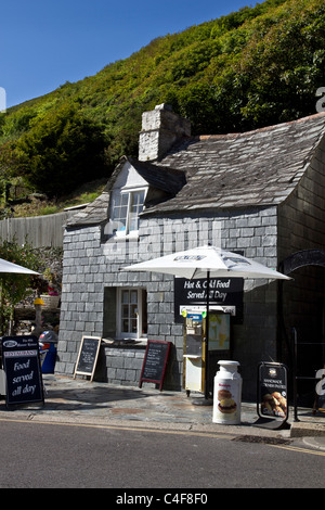 Essen & Trinken business serviert in umgebauten Haus, mit Fliesen schiefer Fassade. Die touristische Saison Coffee Shop in der Ortschaft Boscastle, Cornwall, England Stockfoto