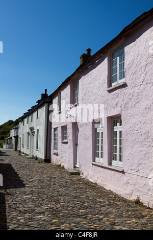 Ein Rosa, aus Stein gebauten Ferienhaus Terrasse in den Küstengebieten Fischerdorf Boscastle, Cornwall, England Stockfoto